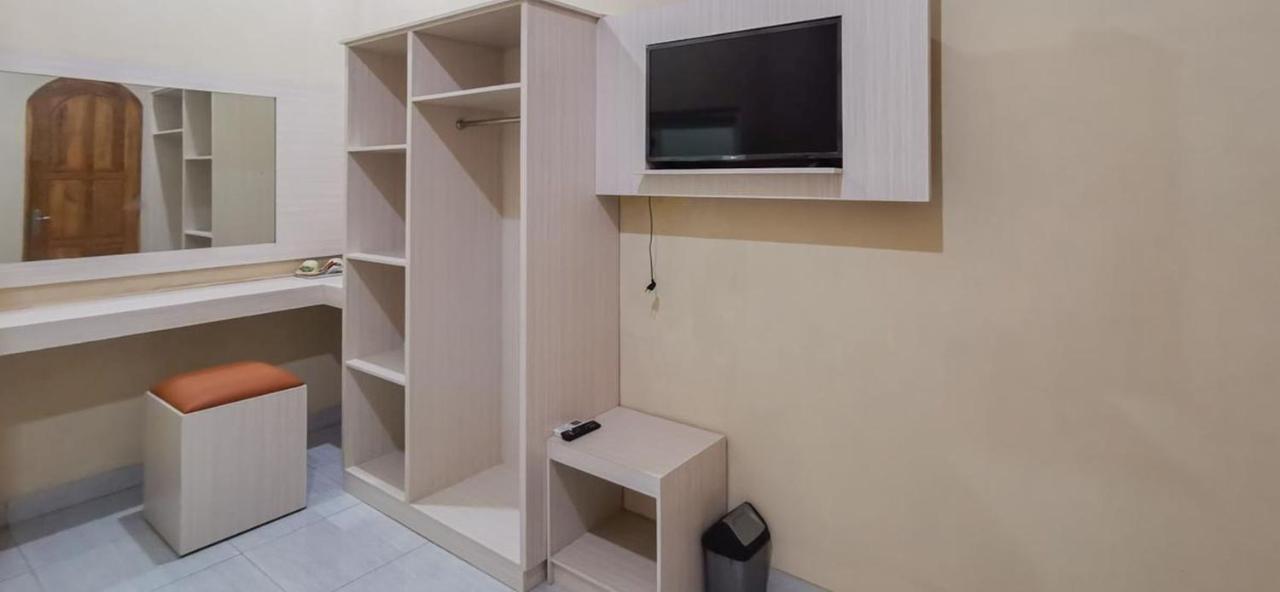 Hotel Reddoorz Near Pantai Pancer Door Pacitan Exterior foto