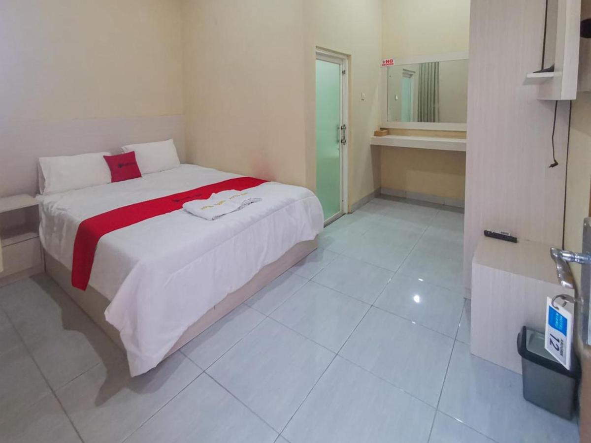Hotel Reddoorz Near Pantai Pancer Door Pacitan Exterior foto